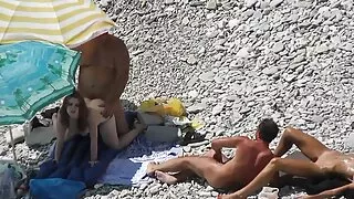 බාලිකා විසින් මගුල් විවාහ ගුරුවරයා හා pubes මත cutted cumming