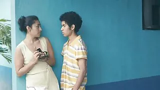 තරුණ ලැටිනා විශාල කළු කුකුළා ලෙෂර් වර්ල්ඞ් උද්යානයේ