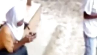 තරුණ යුවළ ඇඳ මෘදු හා ලස්සන ලිංගික විය