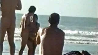 කළු පැහැති හිසකෙස් සහිත ස්ලට් එකක් ඇඳ මත මිනිසෙකු විසින් කෙළ ගසා ඇත