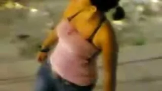 Busty කෙල්ල සින්දුව කුකුළා ගත්තා එක්ක නිදාගත්තා
